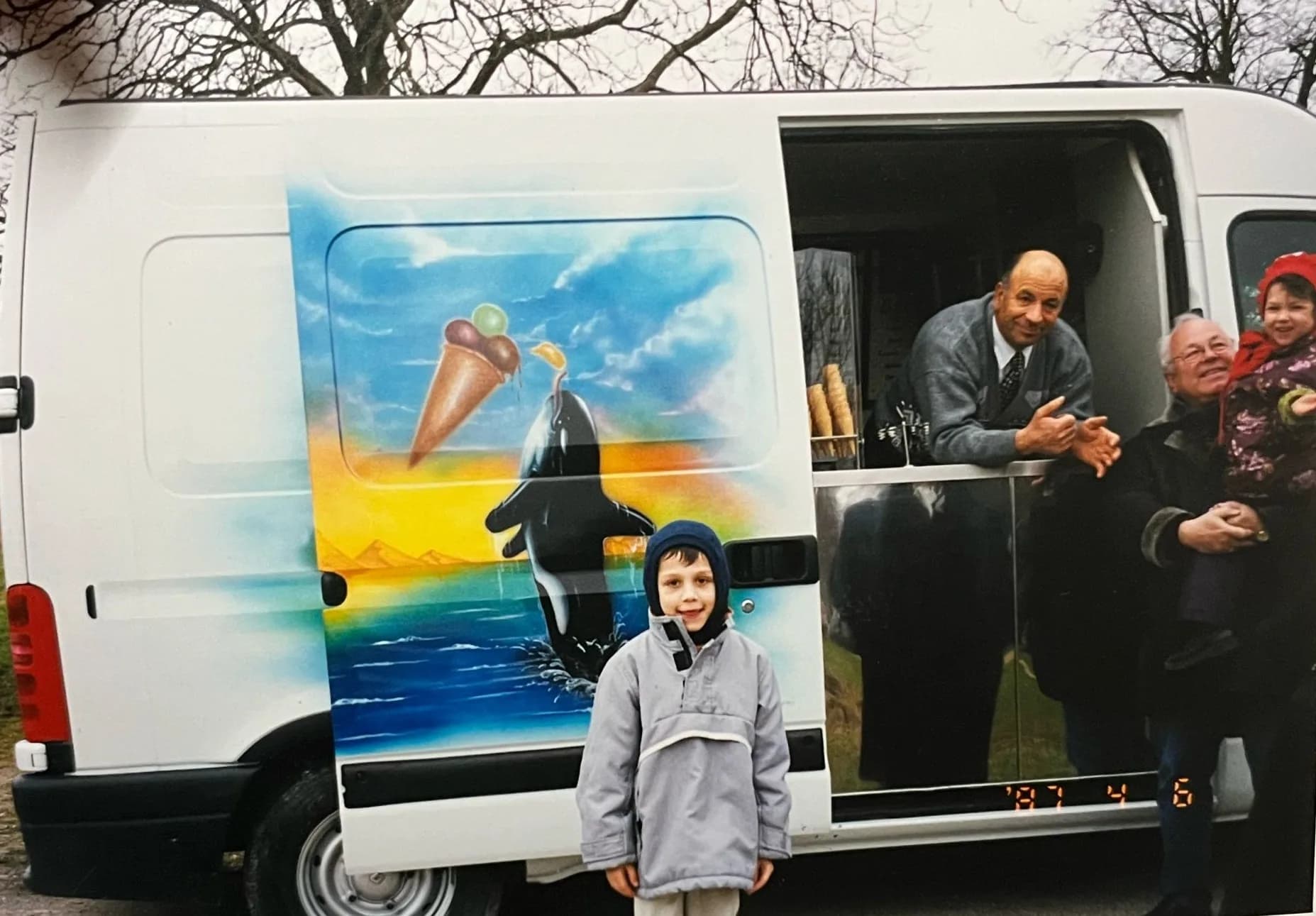 Enrico Agnello als Kind mit seinem Großvater Calogero am Eiswagen, 1997