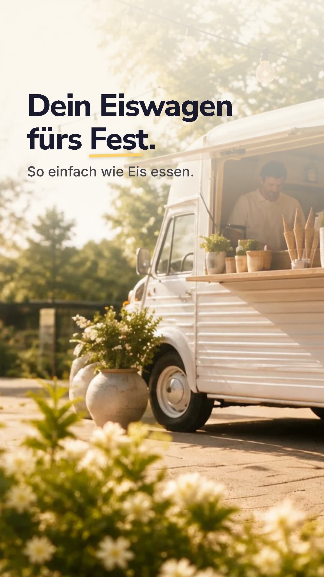 Ein weißer Eiswagen mit offener Verkaufsklappe steht im Sommerlicht, daneben der Satz „Dein Eiswagen fürs Fest“